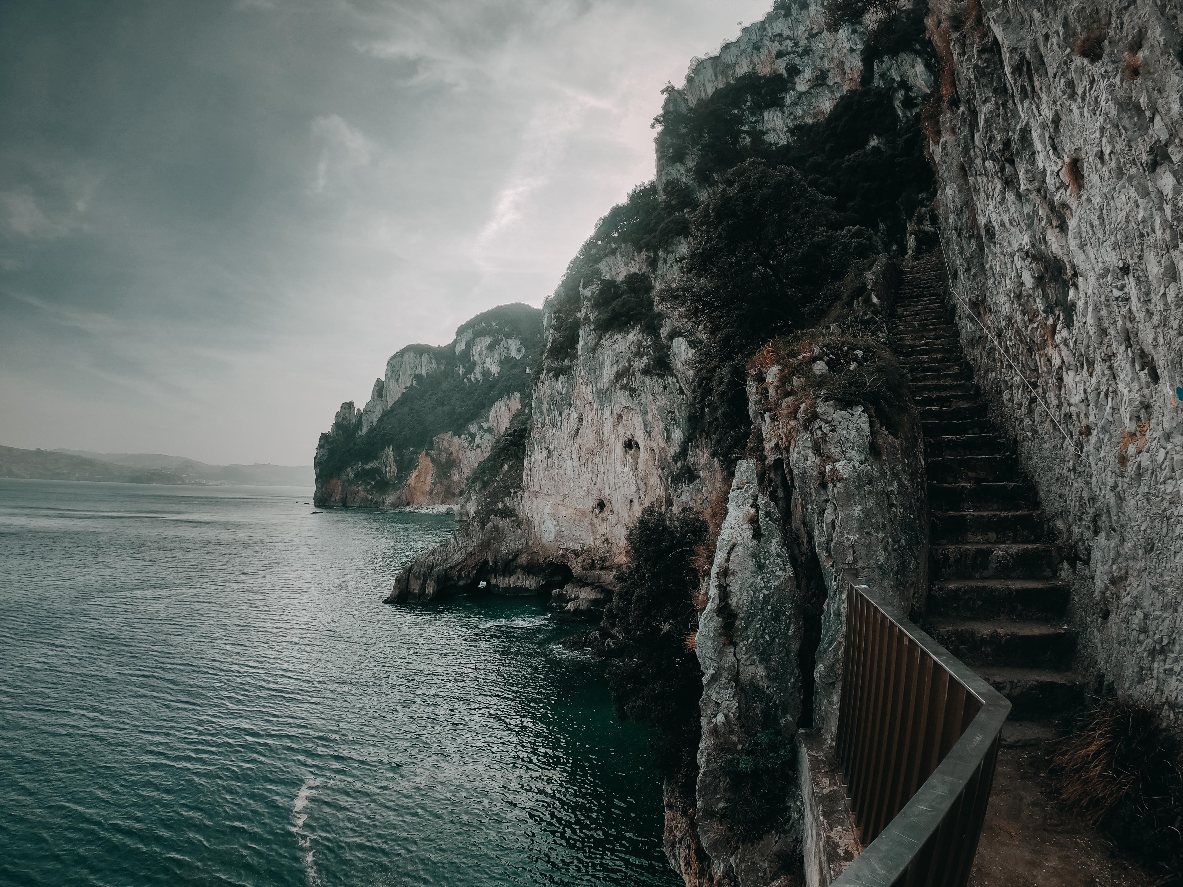 Escaleras y acantilados en el Monte Buciero, Santoña